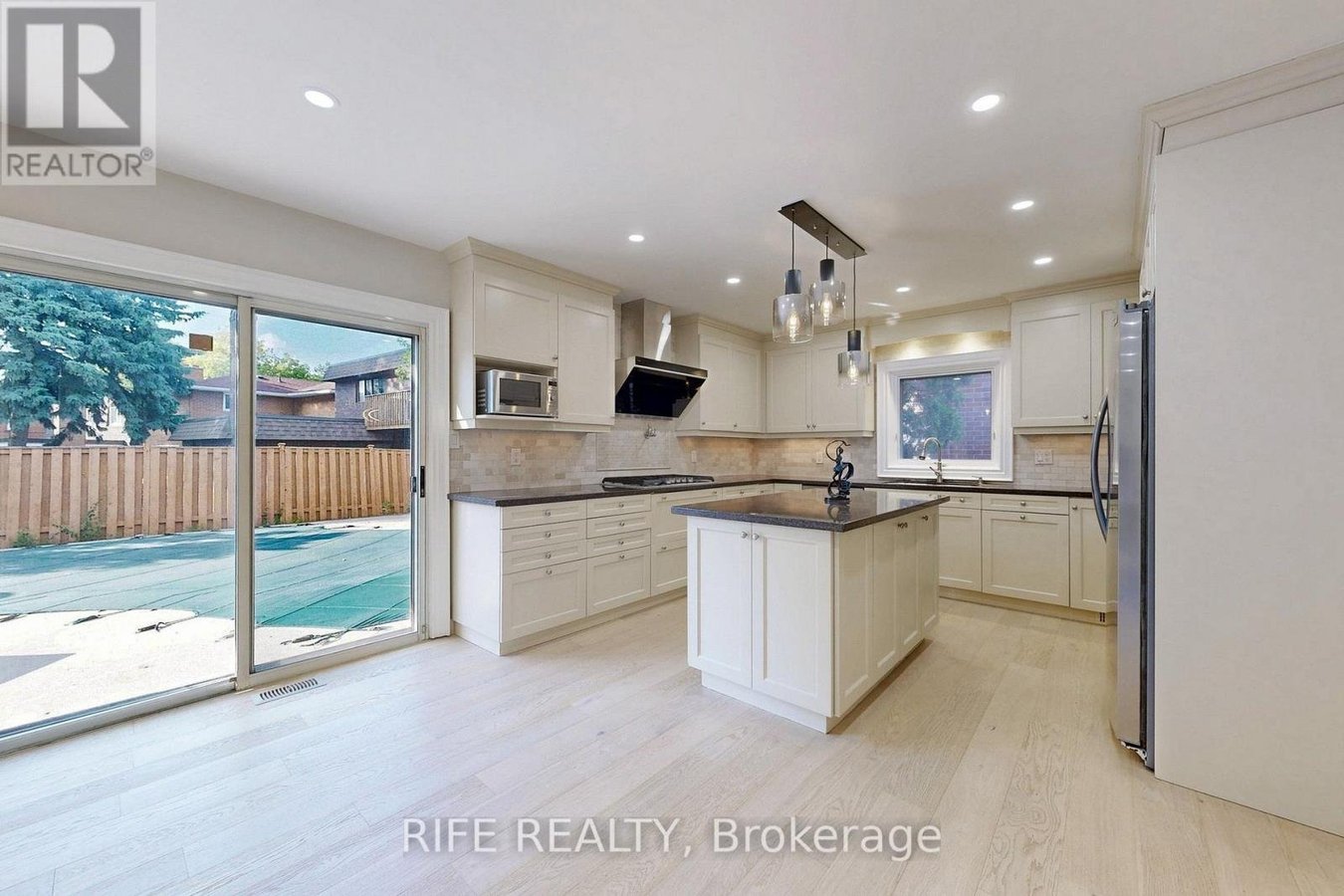 8 ELLIOTWOOD COURT - Photo 2
