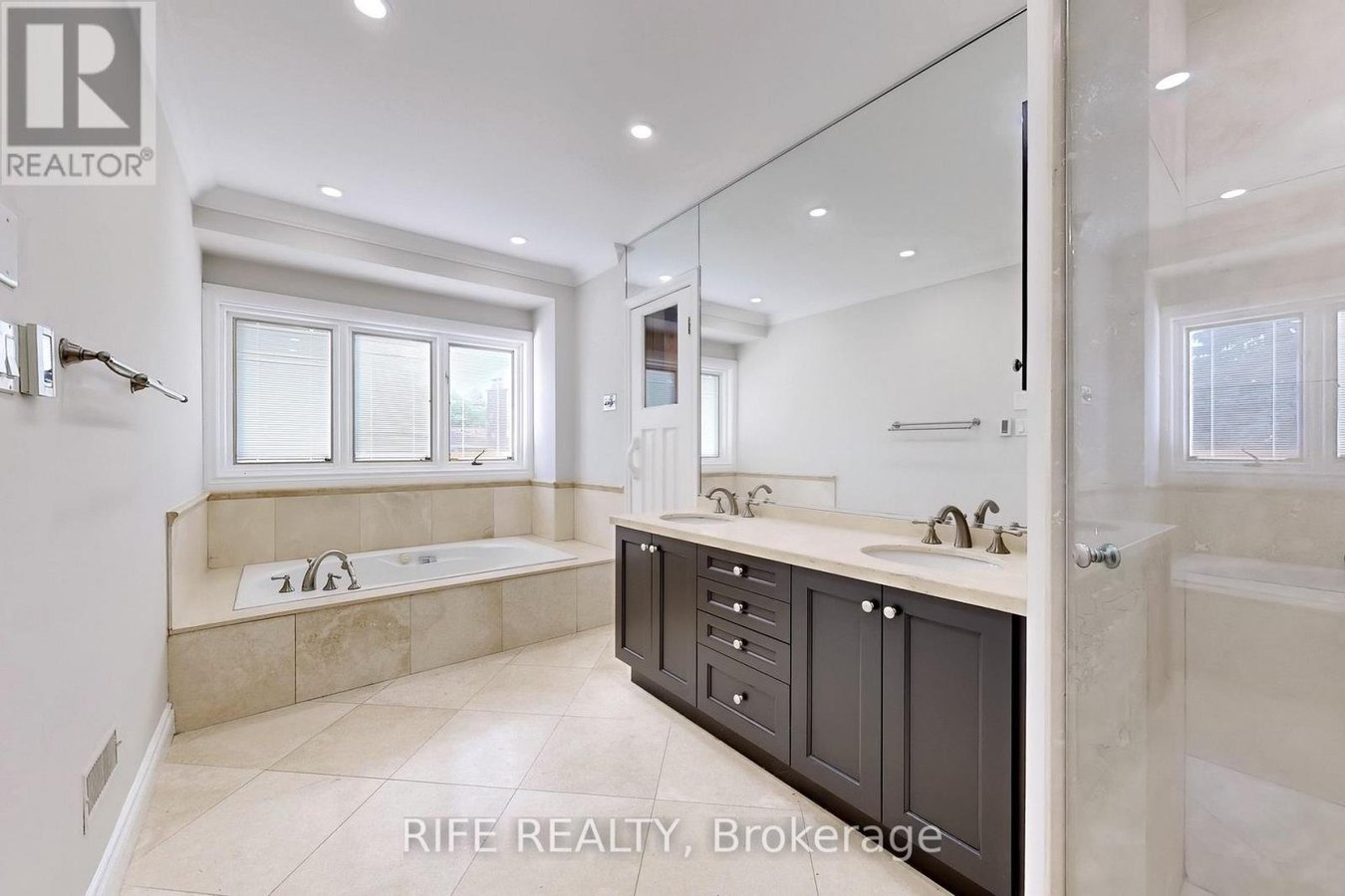 8 ELLIOTWOOD COURT - Photo 21