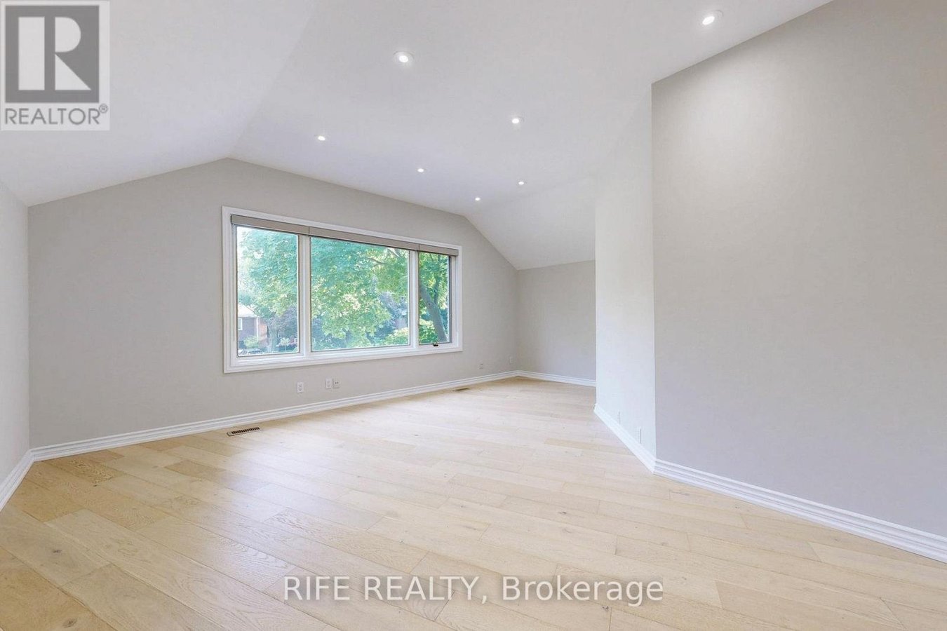 8 ELLIOTWOOD COURT - Photo 23