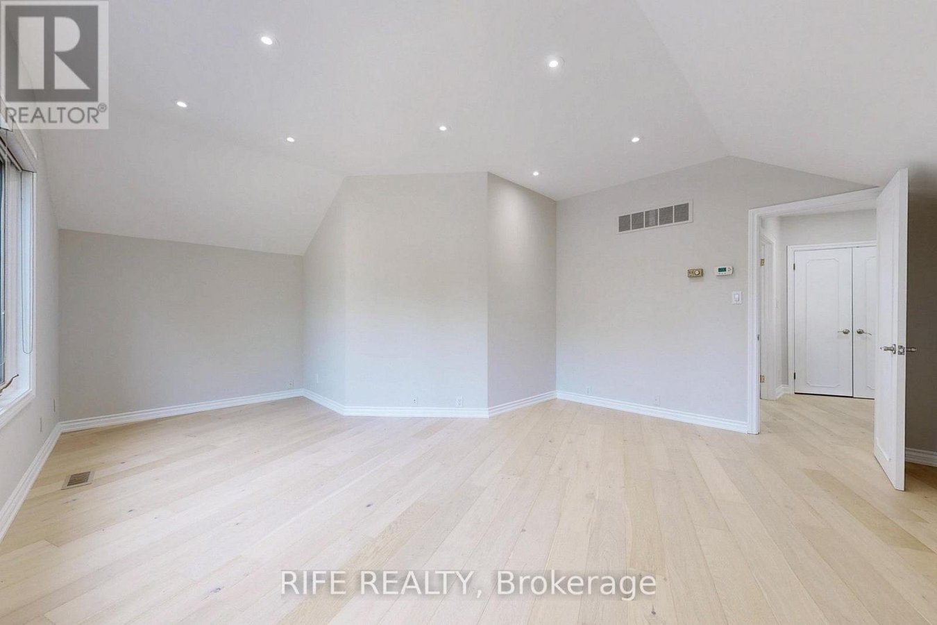 8 ELLIOTWOOD COURT - Photo 24
