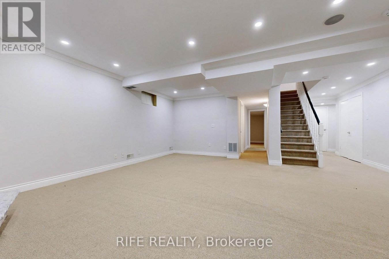 8 ELLIOTWOOD COURT - Photo 37