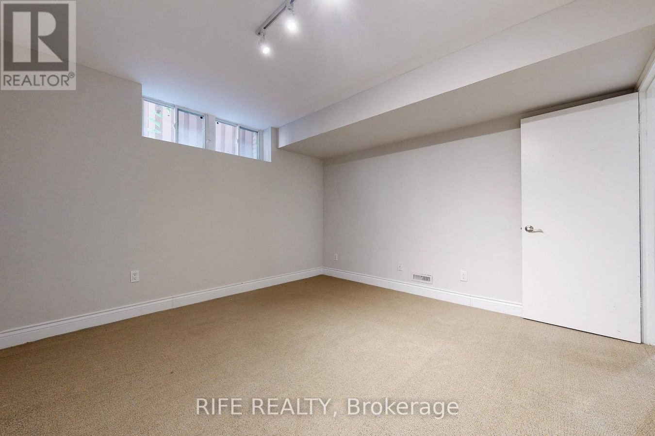 8 ELLIOTWOOD COURT - Photo 41