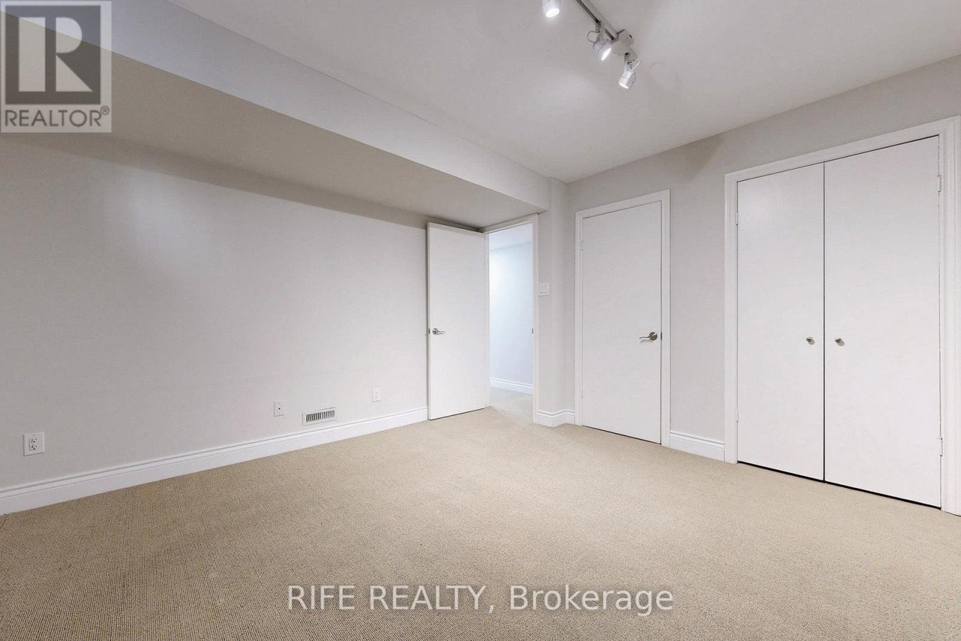 8 ELLIOTWOOD COURT - Photo 42