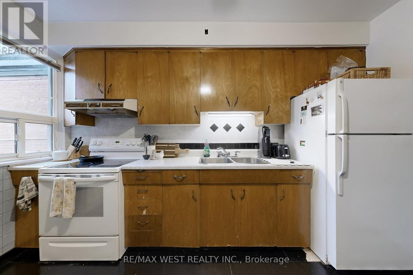MAIN FLOOR UNIT 2 - 34 BEATRICE STREET - Photo 14