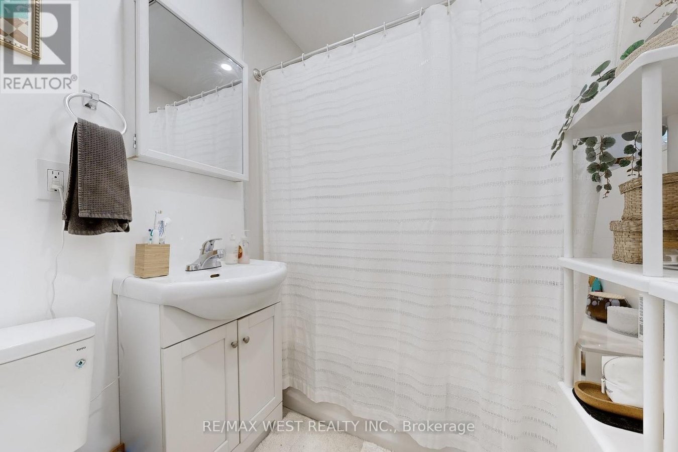 MAIN FLOOR UNIT 2 - 34 BEATRICE STREET - Photo 19
