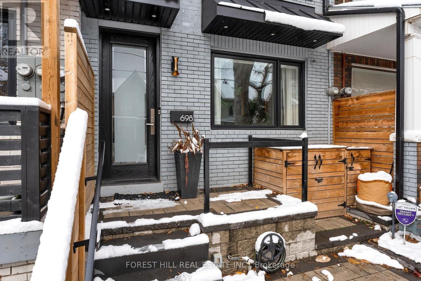 698 ADELAIDE STREET - Photo 2