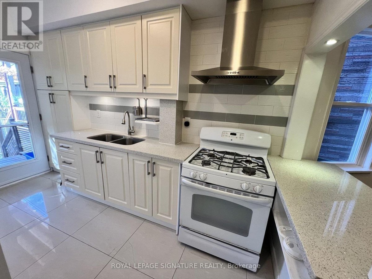 MAIN - 800 PAPE AVENUE - Photo 11