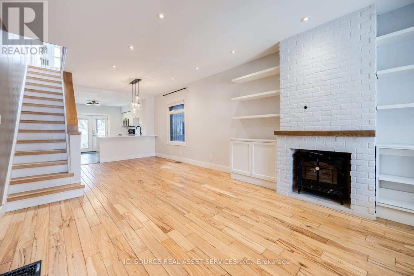 MAIN - 24 PAPE AVENUE - Photo 4
