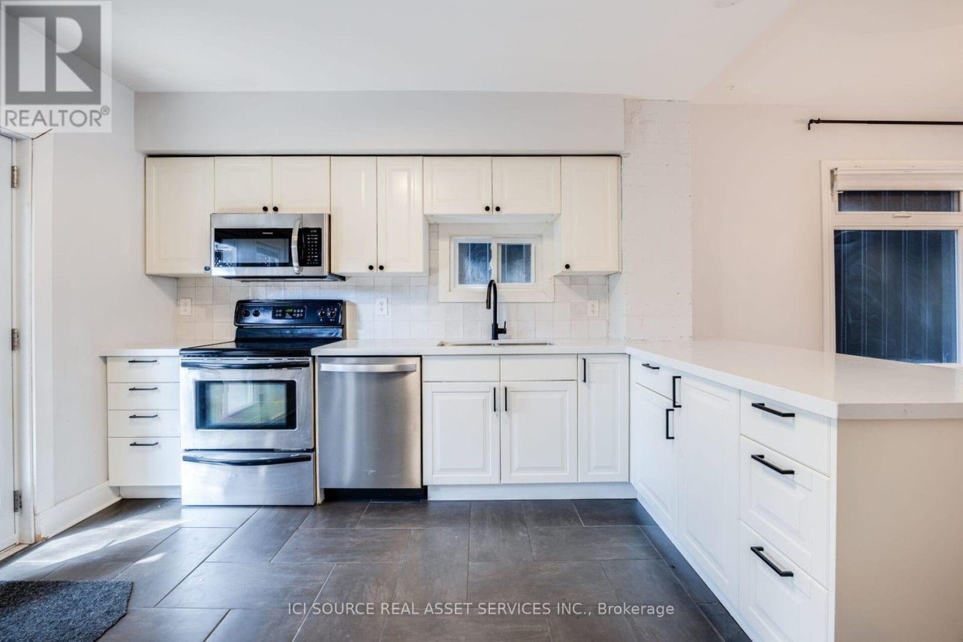 MAIN - 24 PAPE AVENUE - Photo 8