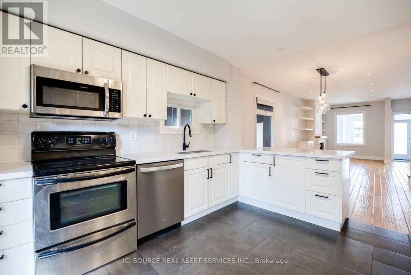 MAIN - 24 PAPE AVENUE - Photo 9