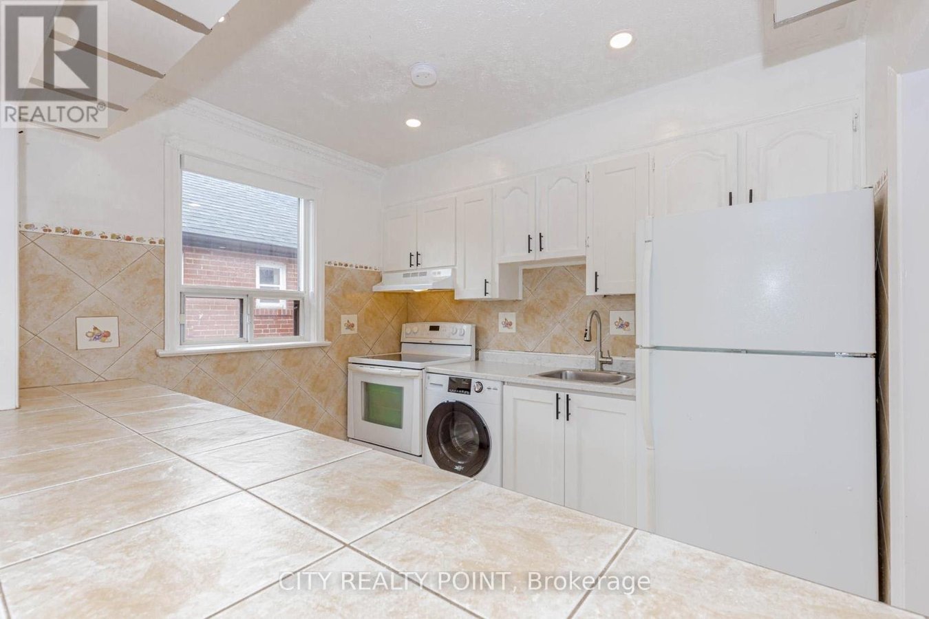 80 ALBANI STREET - Photo 10