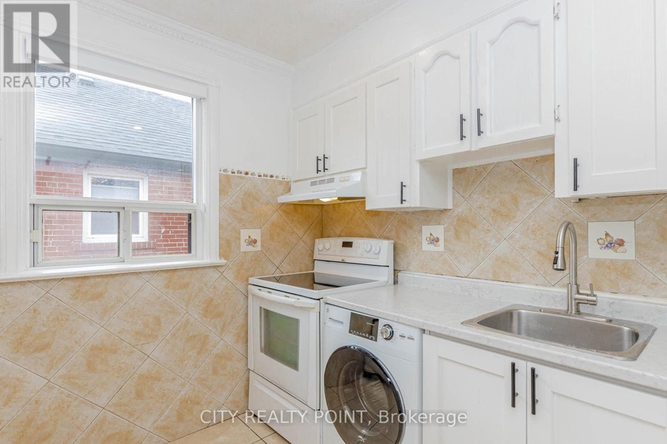 80 ALBANI STREET - Photo 13