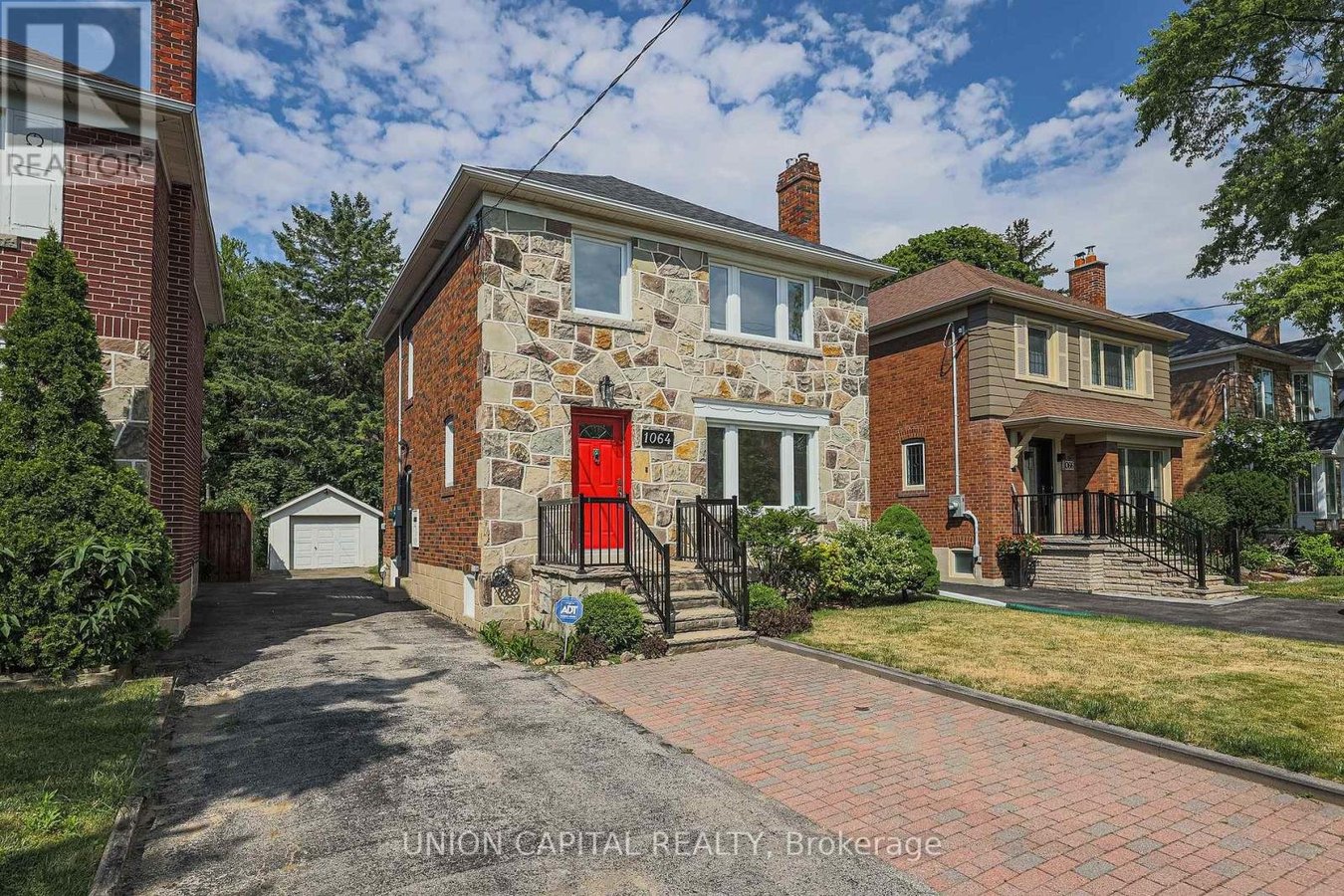 1064 ROYAL YORK ROAD - Photo 2