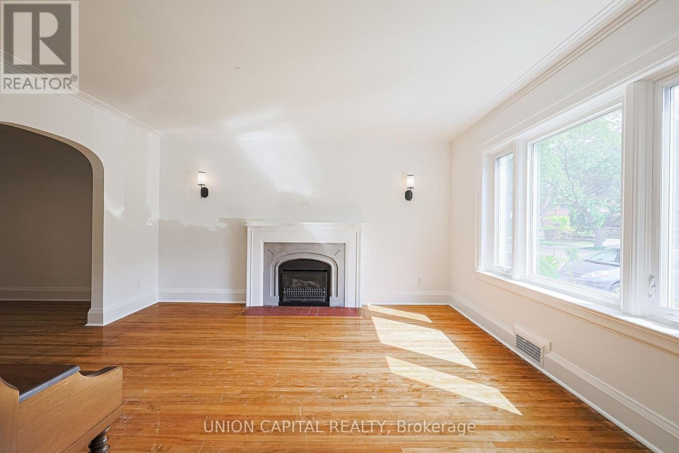 1064 ROYAL YORK ROAD - Photo 3