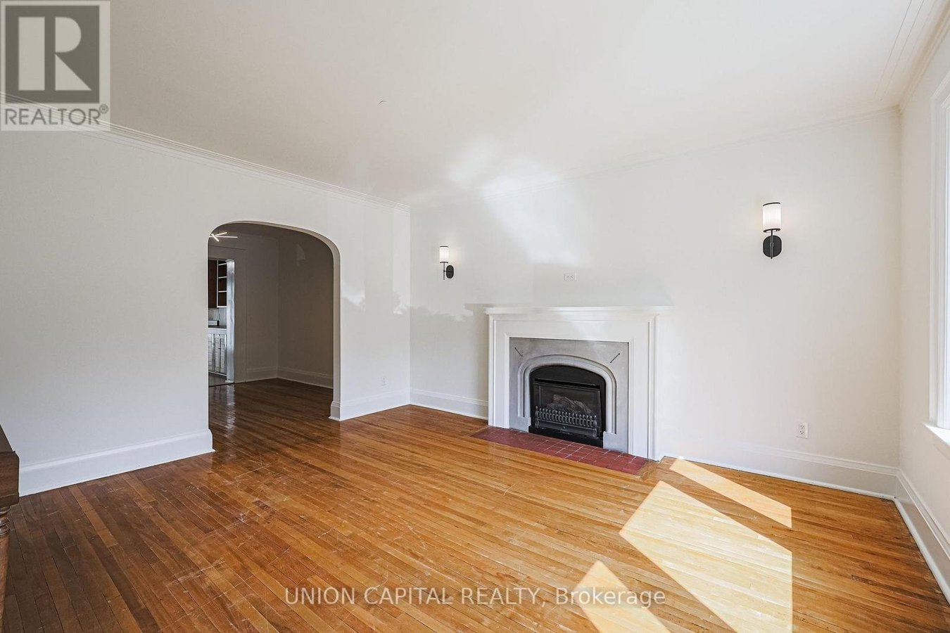 1064 ROYAL YORK ROAD - Photo 4