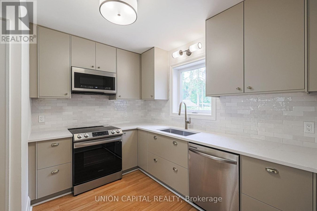 1064 ROYAL YORK ROAD - Photo 9