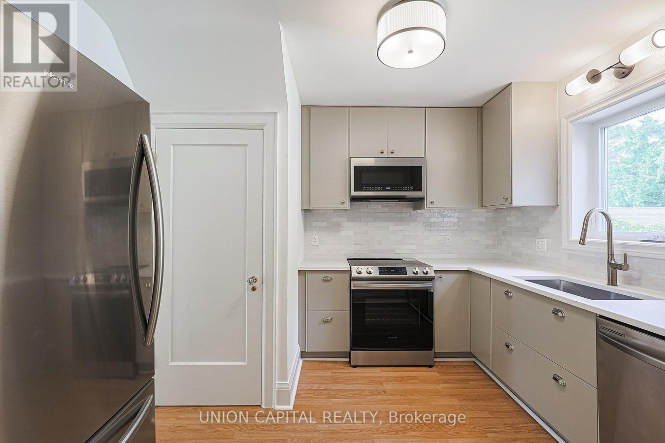 1064 ROYAL YORK ROAD - Photo 10