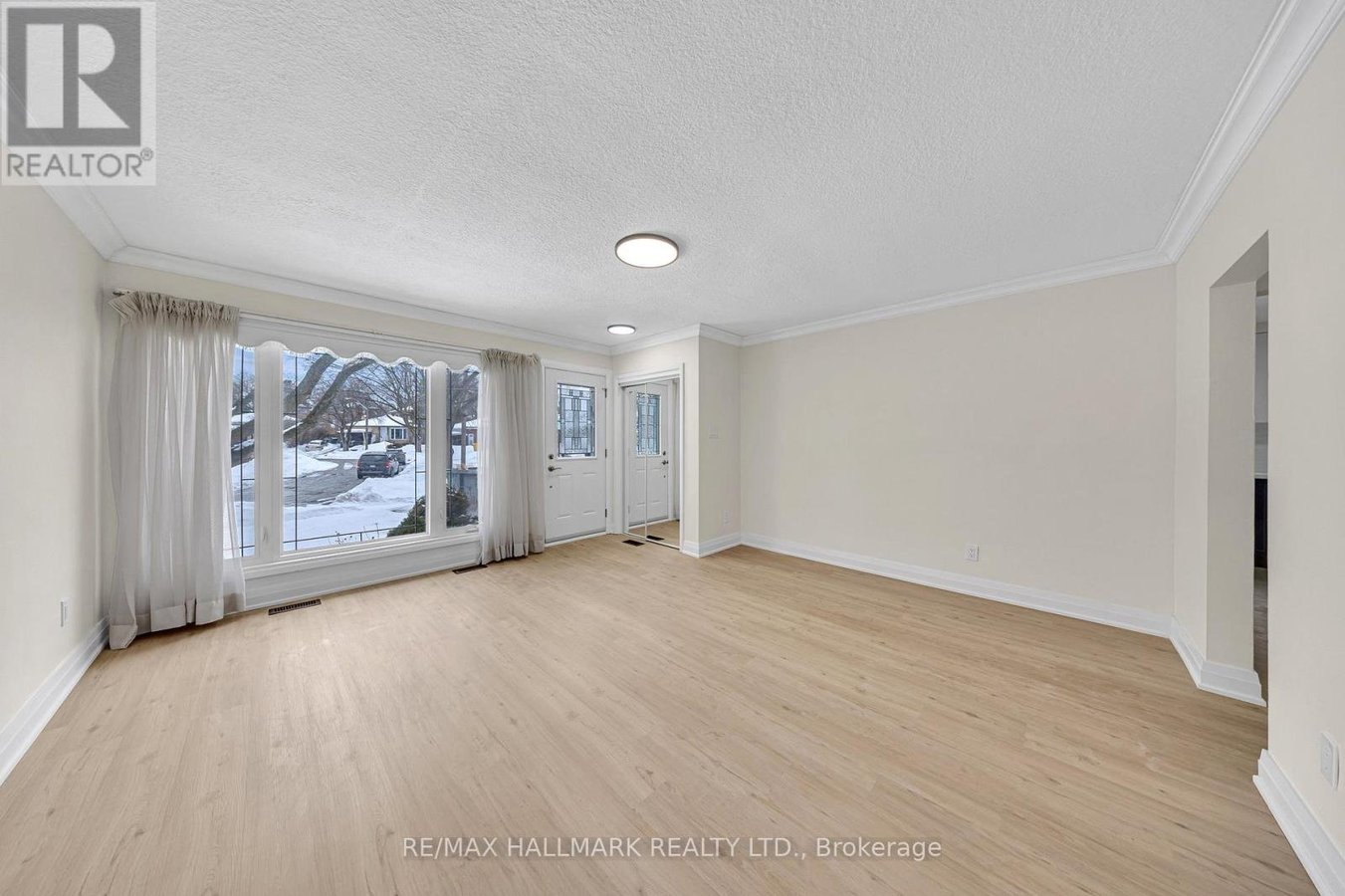 MAIN - 28 FURLONG COURT - Photo 3