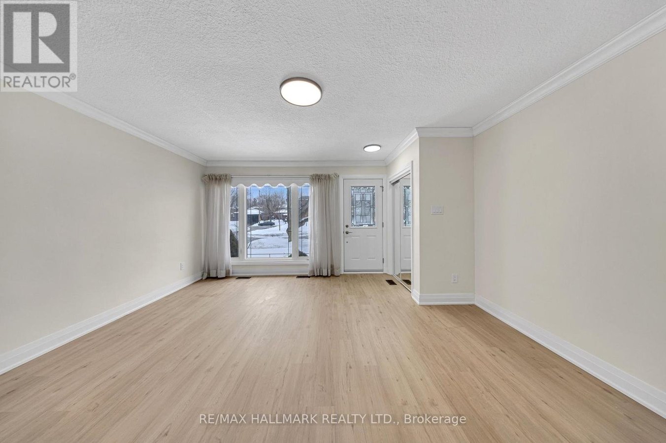 MAIN - 28 FURLONG COURT - Photo 4
