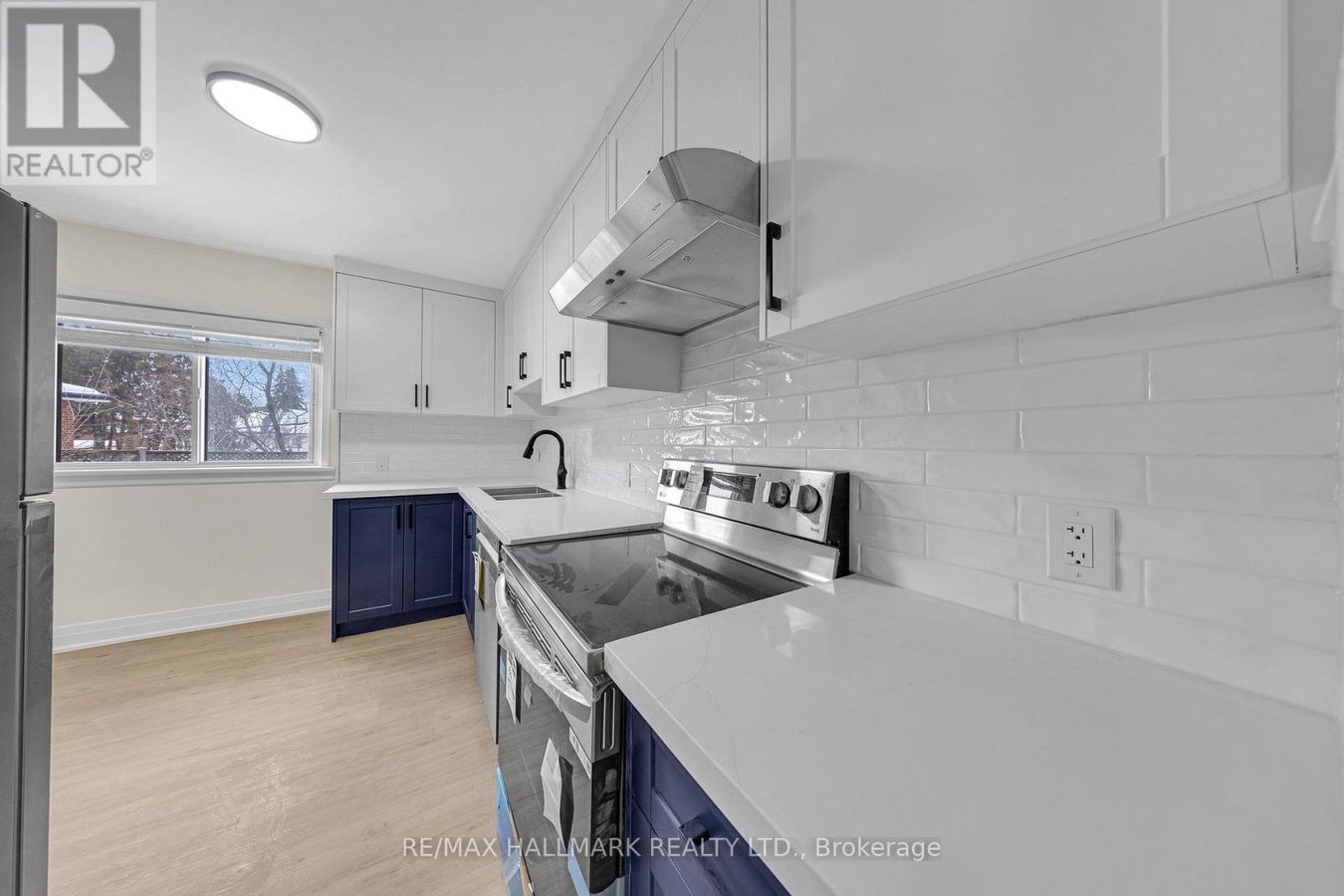 MAIN - 28 FURLONG COURT - Photo 8