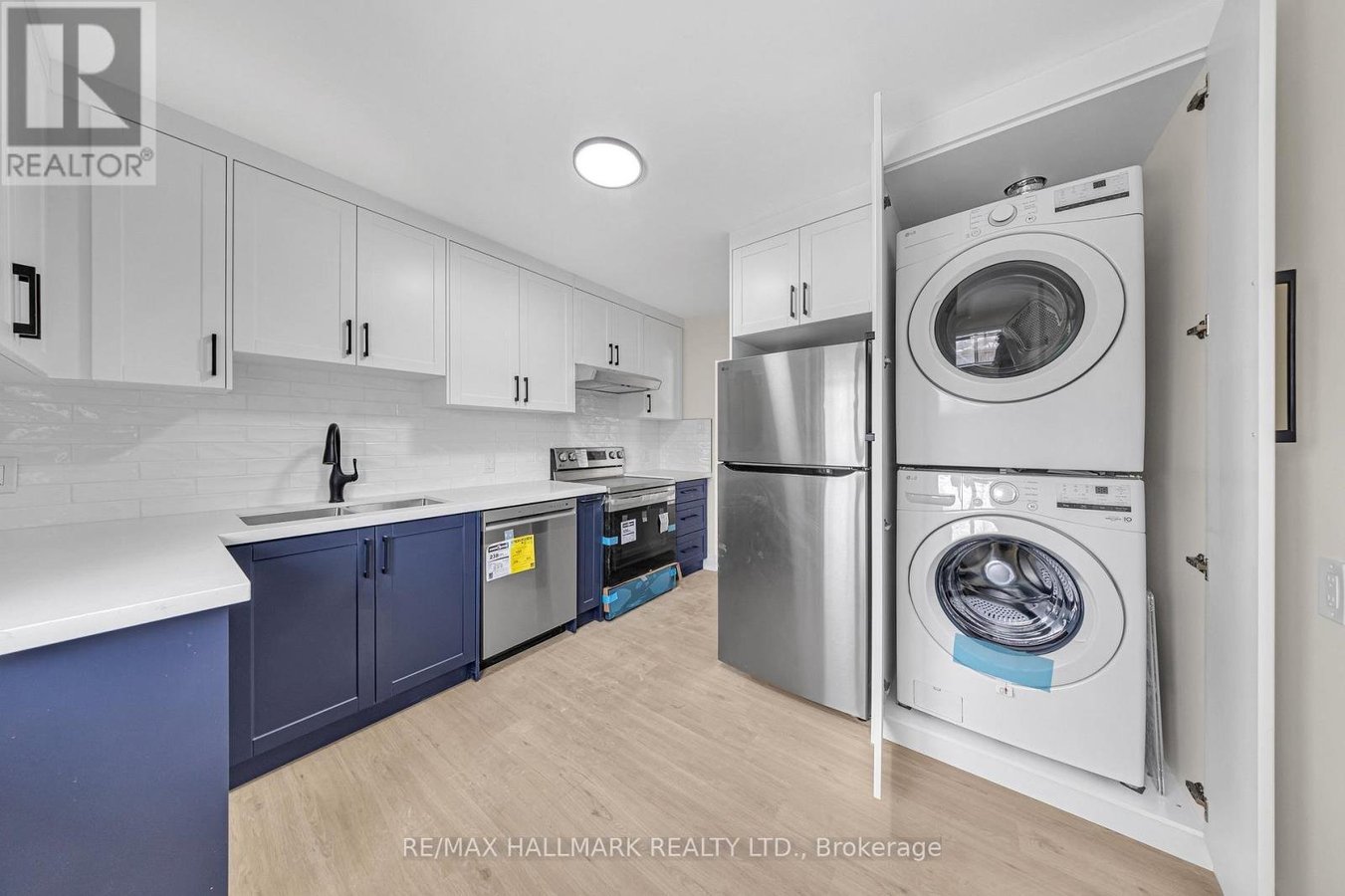 MAIN - 28 FURLONG COURT - Photo 9
