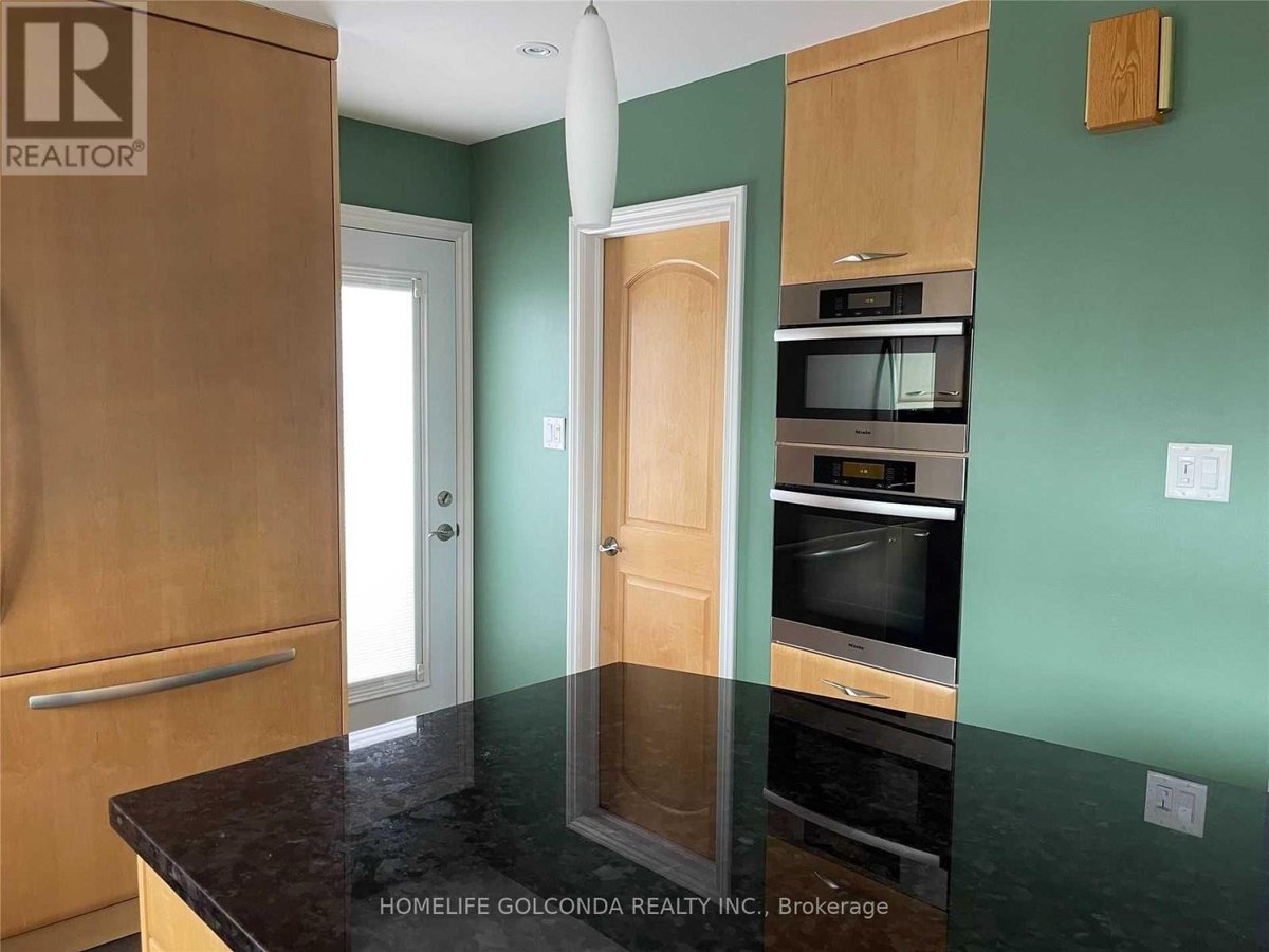 24 MEADOWGLADE CRESCENT - Photo 8