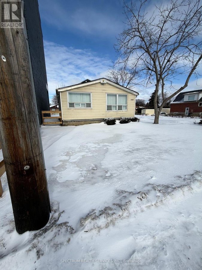 698 SHEPPARD AVENUE W - Photo 2