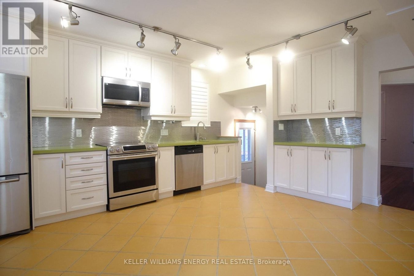8 LYNNDALE ROAD - Photo 2