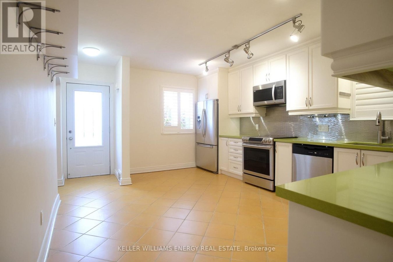 8 LYNNDALE ROAD - Photo 3