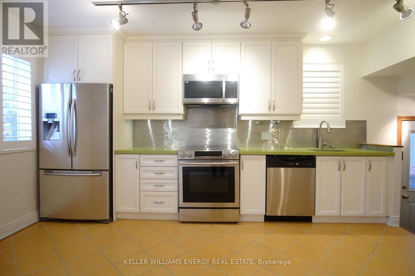 8 LYNNDALE ROAD - Photo 4