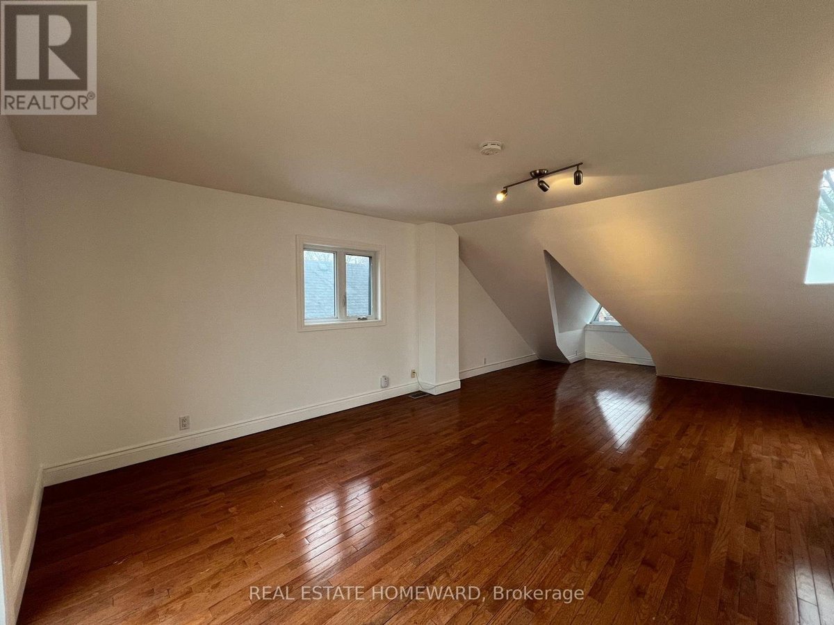 UPPER - 220 PAPE AVENUE - Photo 2