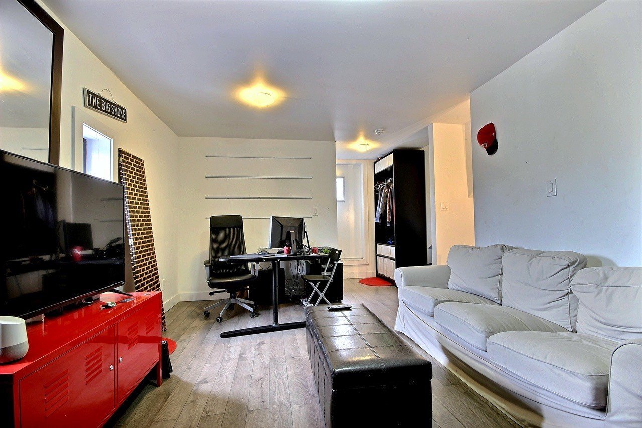 667 Manning Avenue - Photo 3