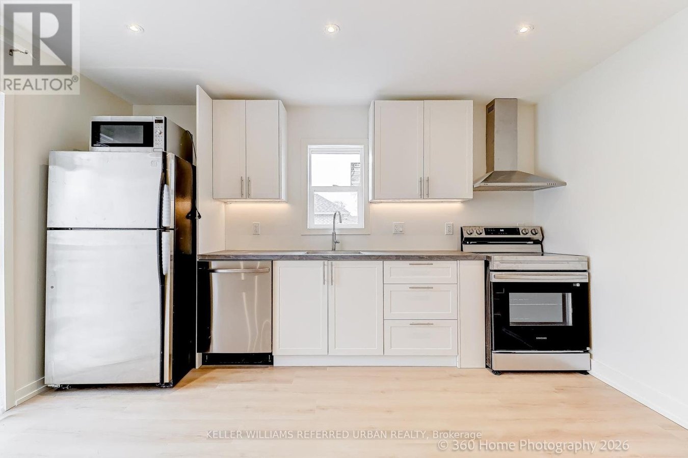 2 - 84 FOCH AVENUE - Photo 2