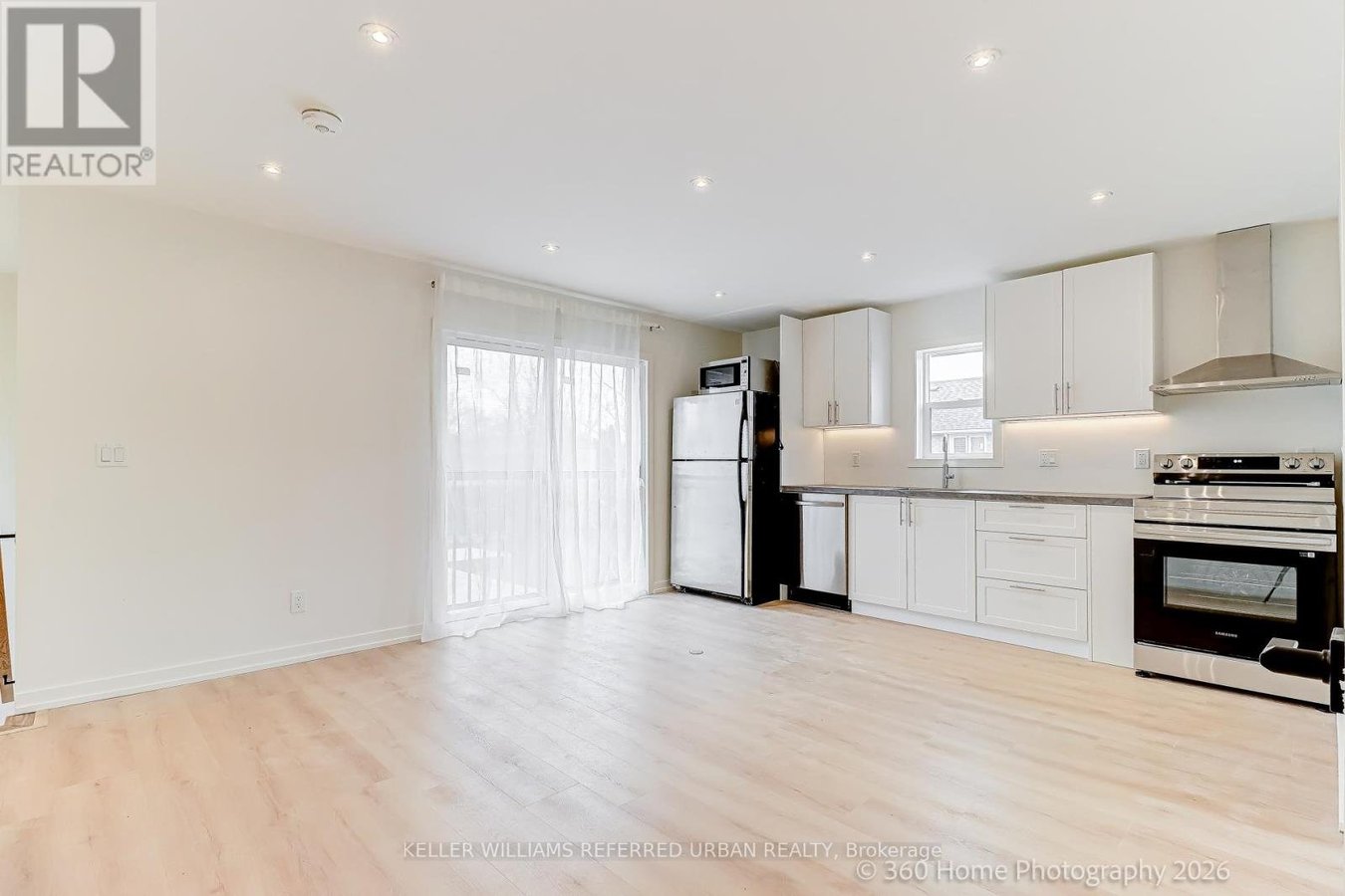 2 - 84 FOCH AVENUE - Photo 3