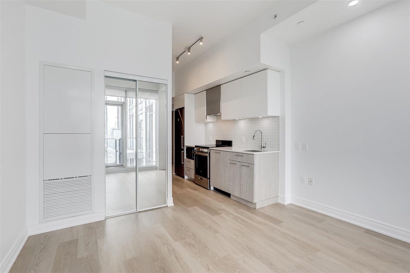 251 Jarvis Street - Photo 2