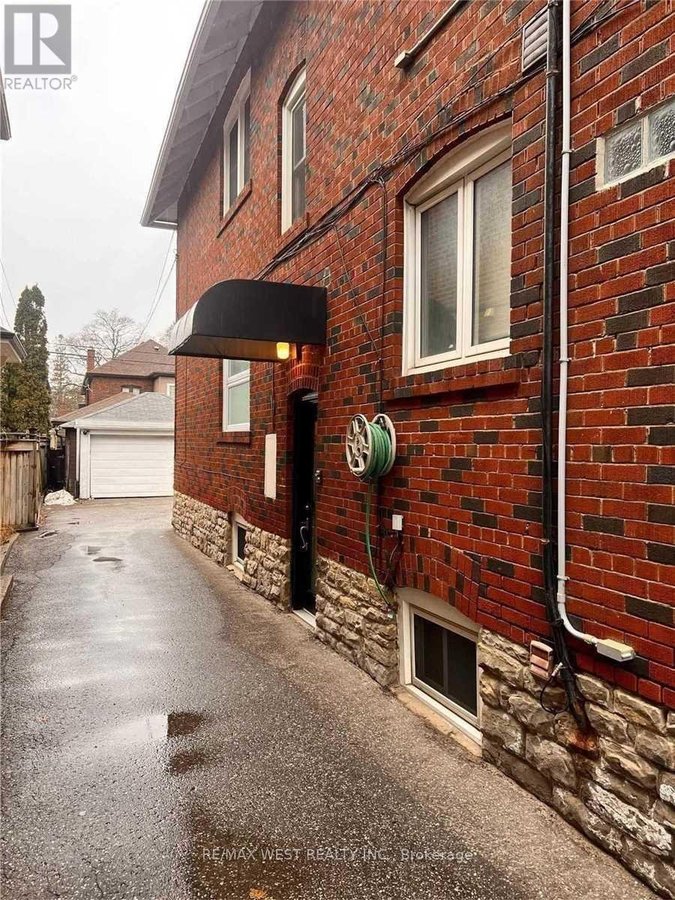 3 - 900 AVENUE ROAD - Photo 2