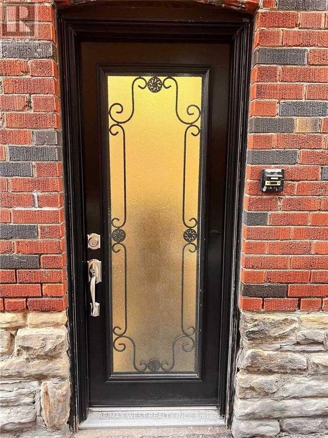 3 - 900 AVENUE ROAD - Photo 3