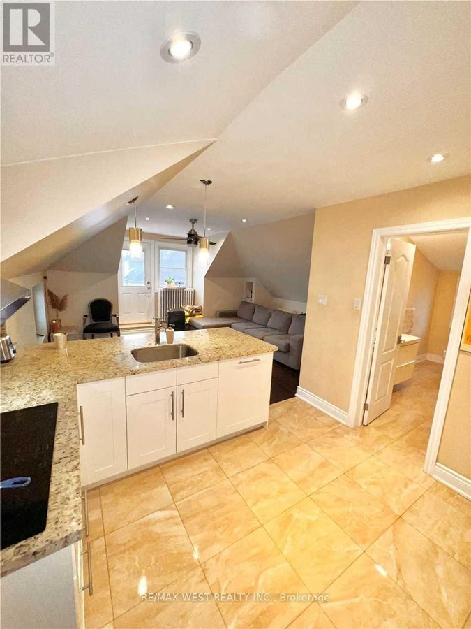 3 - 900 AVENUE ROAD - Photo 4