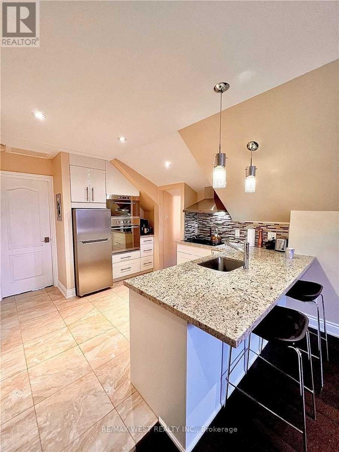 3 - 900 AVENUE ROAD - Photo 14