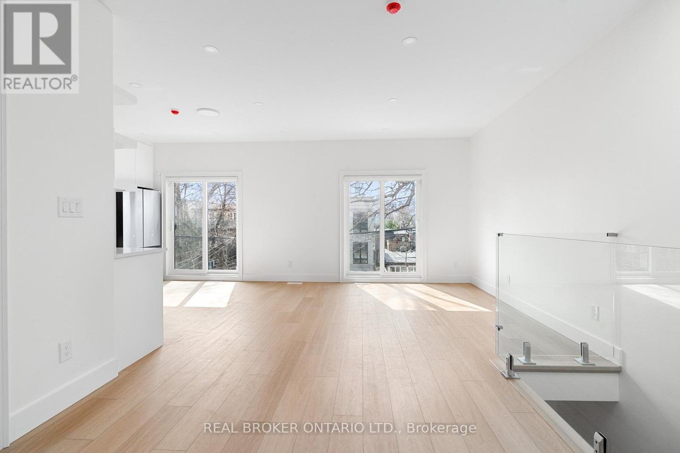 LANEWAY - 21 FARNHAM AVENUE - Photo 4