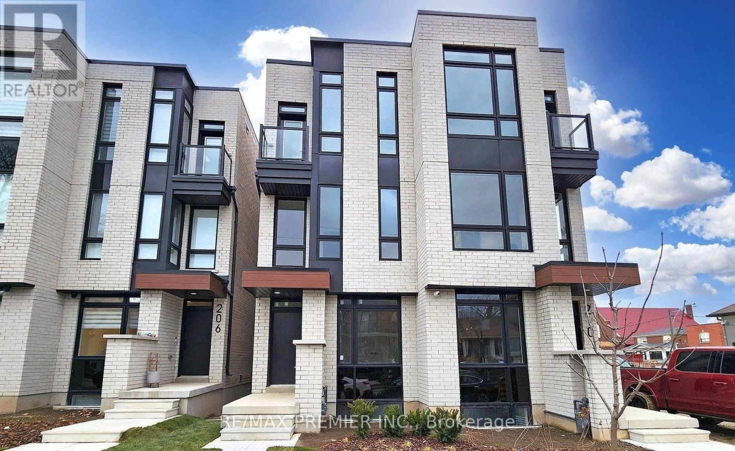 LOWER - 208 MCROBERTS AVENUE W - Photo 2