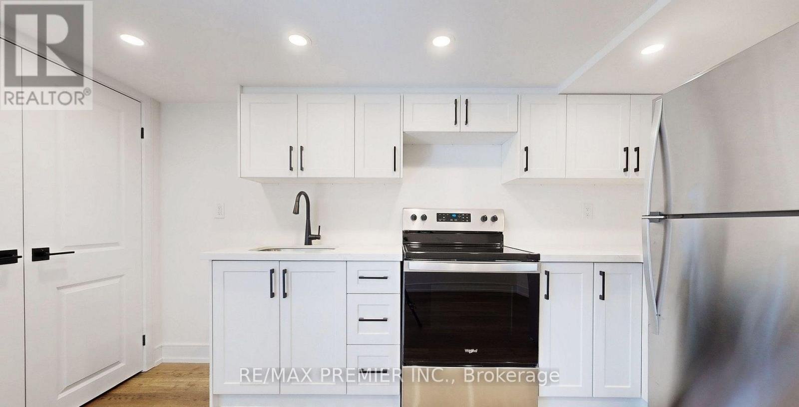 LOWER - 208 MCROBERTS AVENUE W - Photo 4