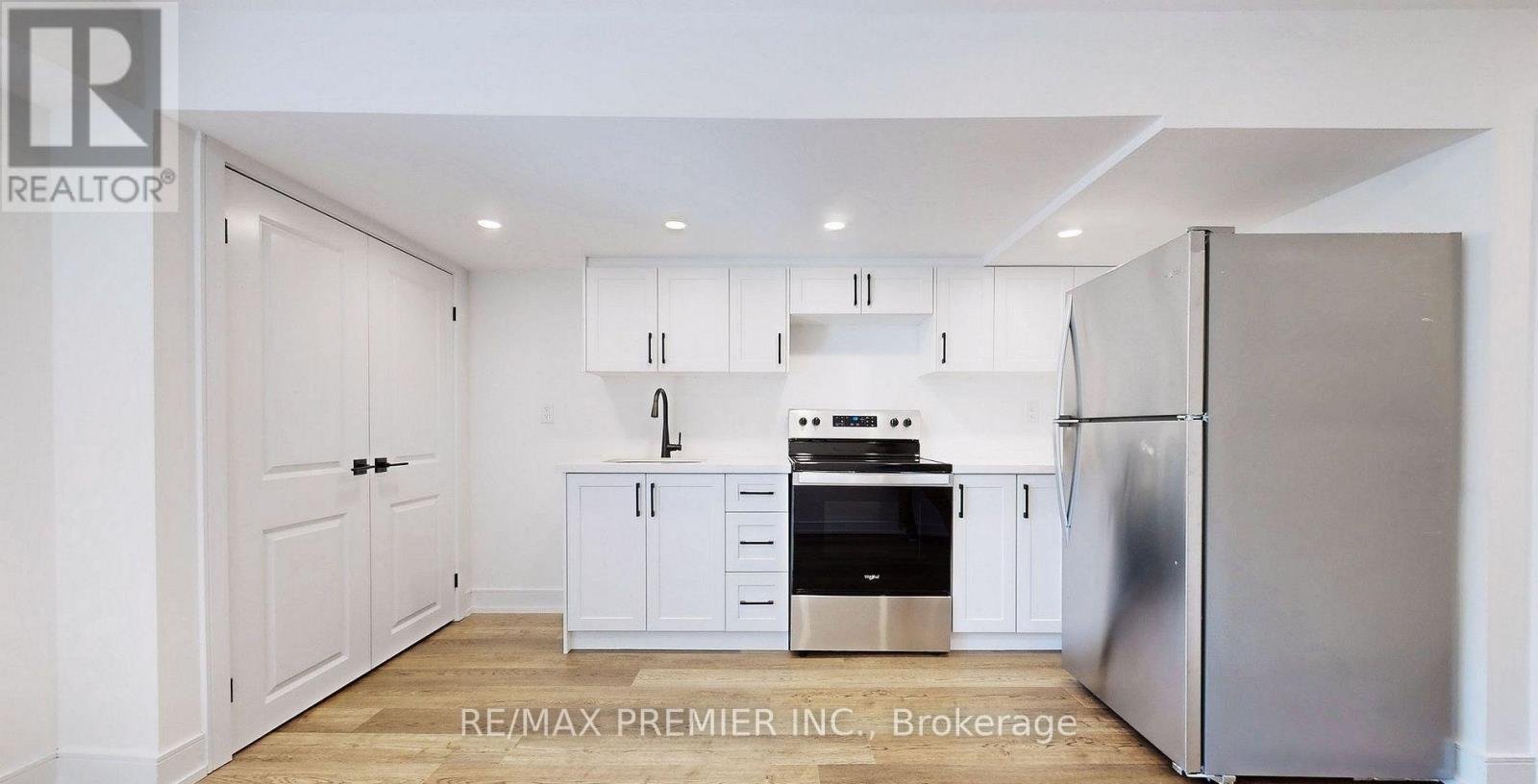 LOWER - 208 MCROBERTS AVENUE W - Photo 6