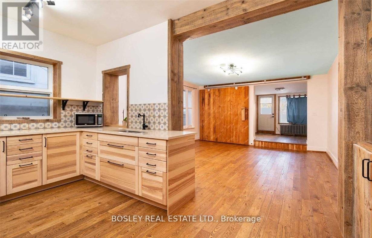 UPPER - 2994 DUNDAS STREET W - Photo 1