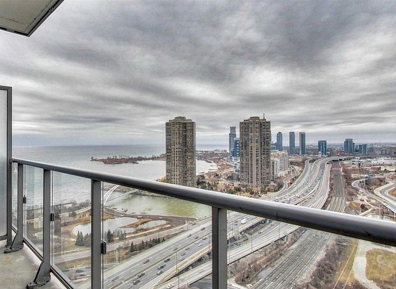 105 The Queensway - Photo 2