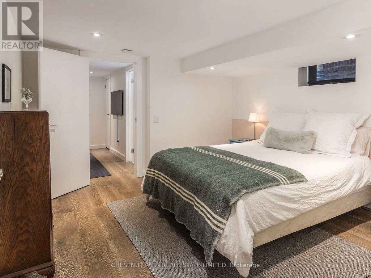 1654 GERRARD STREET E - Photo 2