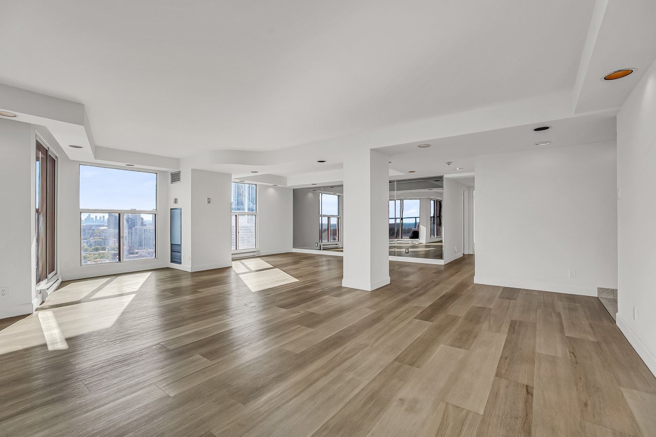 99 Harbour Square - Photo 2