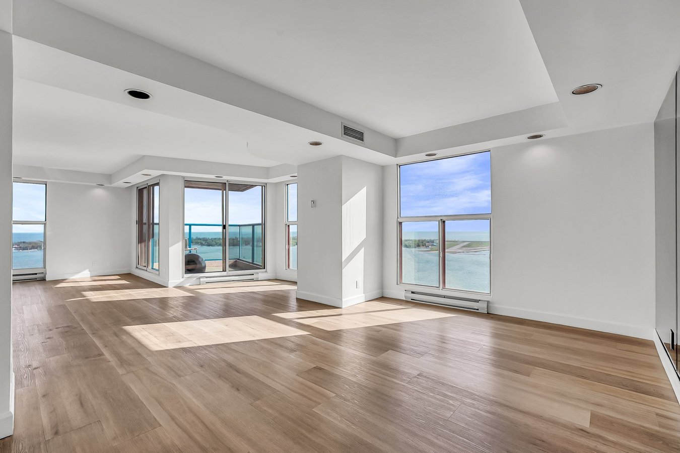 99 Harbour Square - Photo 3