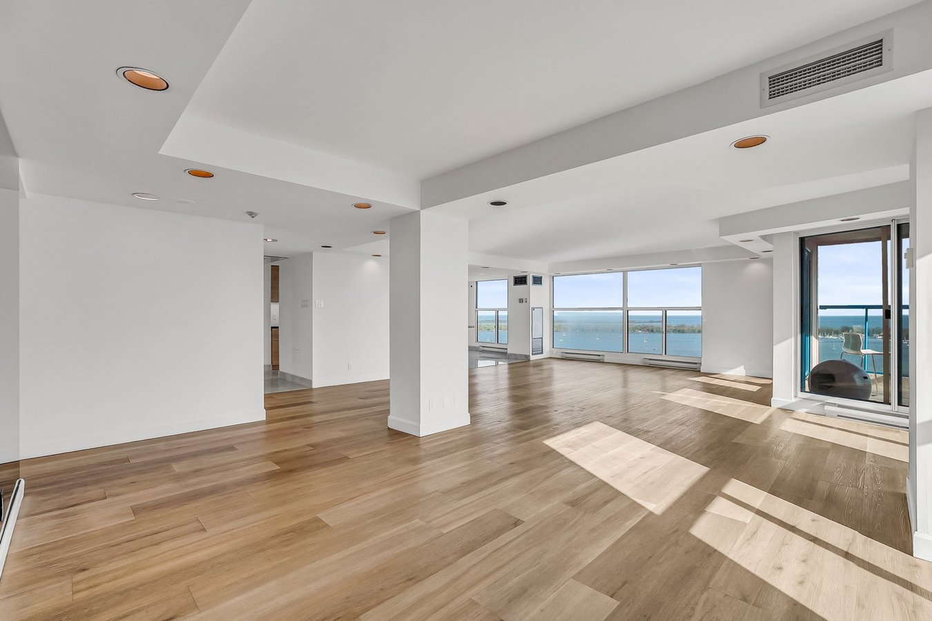 99 Harbour Square - Photo 4