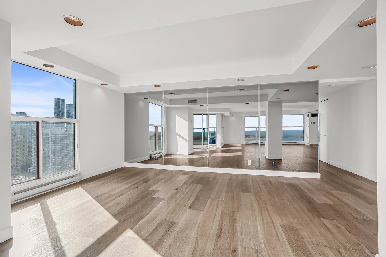 99 Harbour Square - Photo 5